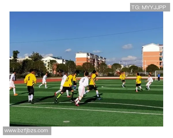 绿茵豪情足球球星举杯共饮畅谈友情与荣耀时刻